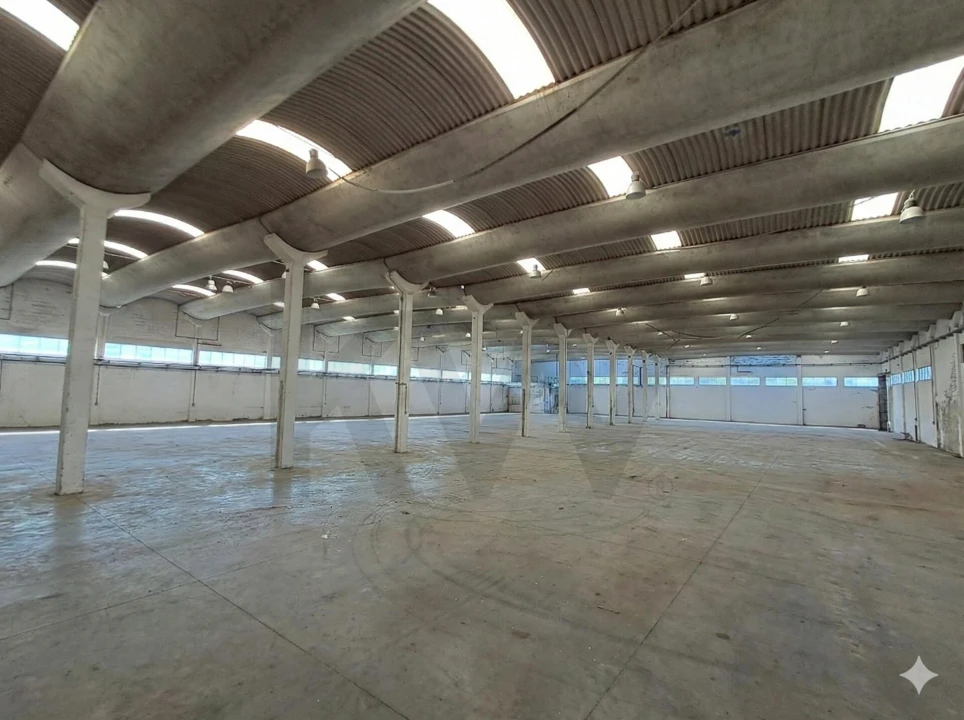 Armazém para Venda em Serzedo e Perosinho Foto 3