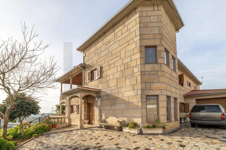 Moradia T4 para Venda em Vilarinho Foto 4