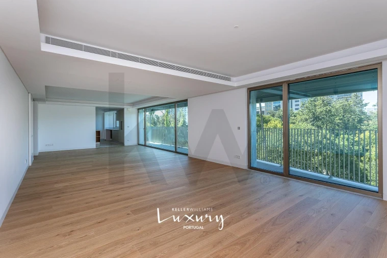 Apartamento T4 para Venda em Alvalade Foto 4