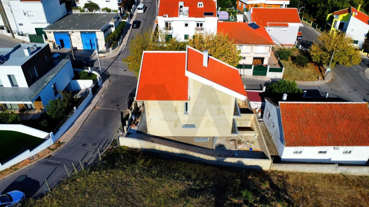 Moradia T4 para Venda em Pontinha e Famões Foto 3