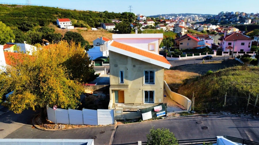 Moradia T4 para Venda em Pontinha e Famões