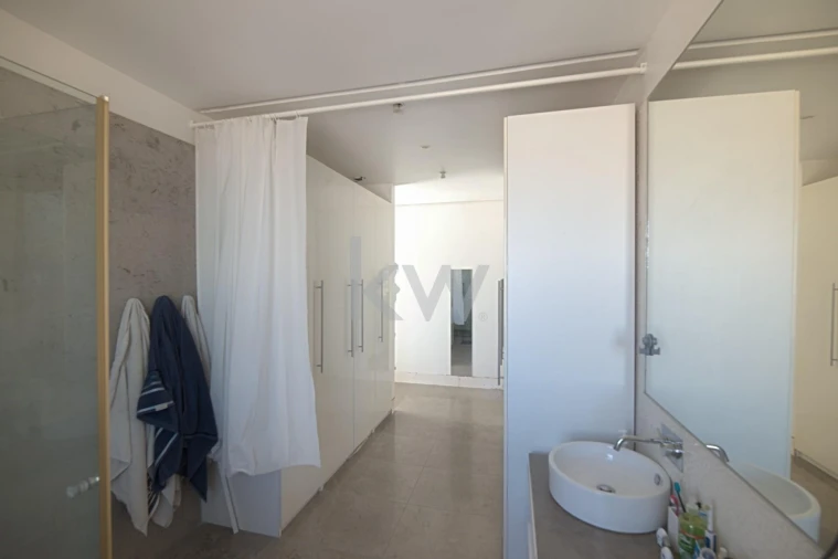 Moradia T4 para Venda em Sarilhos Grandes Foto 16