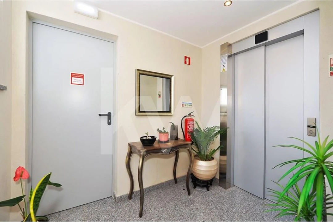 Apartamento T2 para Venda em Carcavelos e Parede Foto 21