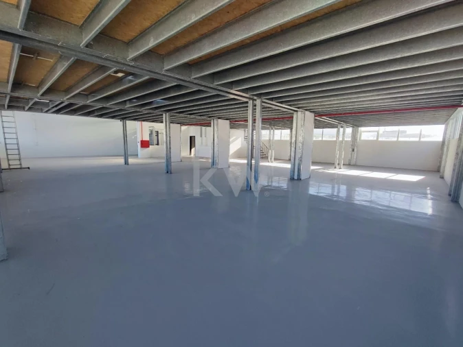 Armazém para Venda em Sacavém e Prior Velho Foto 7