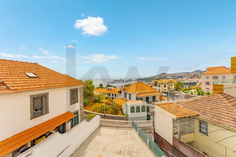 Moradia T4 para Venda em Funchal (Santa Maria Maior) Foto 2