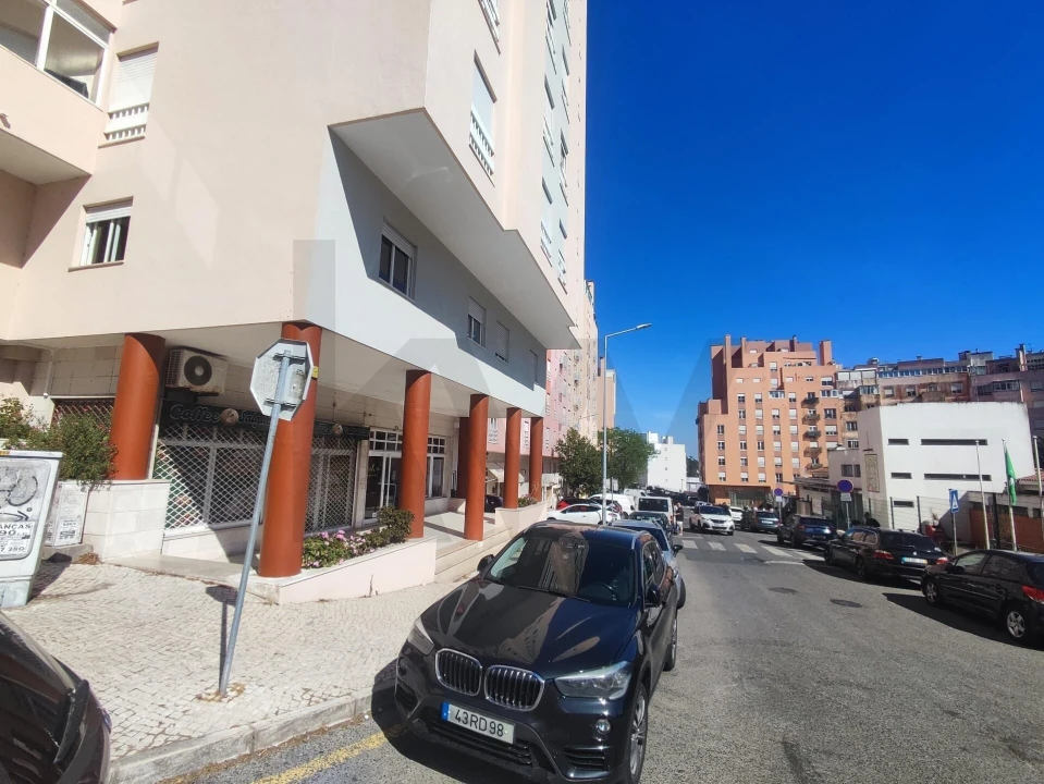 Loja para Arrendamento em Rio de Mouro Foto 18