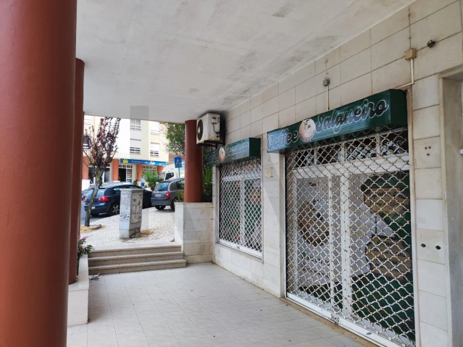 Loja para Arrendamento em Rio de Mouro Foto 14