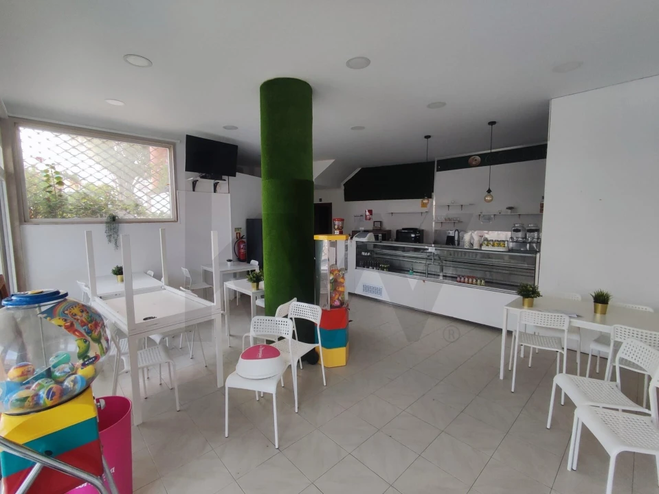 Loja para Arrendamento em Rio de Mouro Foto 1