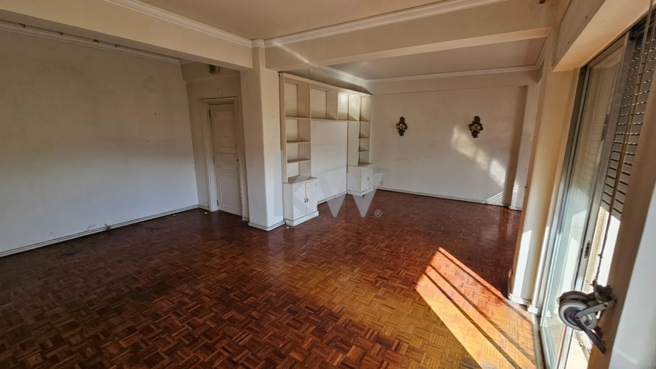 Apartamento T5 para Venda em Alvalade Foto 2