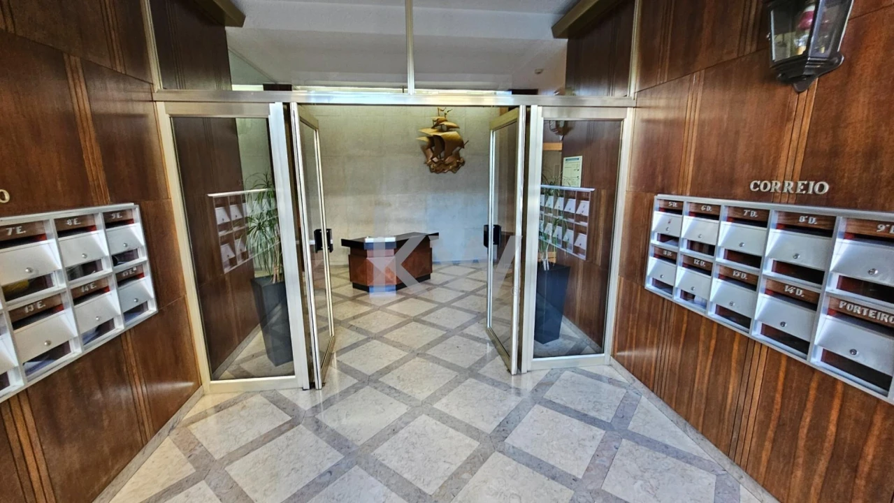 Apartamento T5 para Venda em Alvalade Foto 22