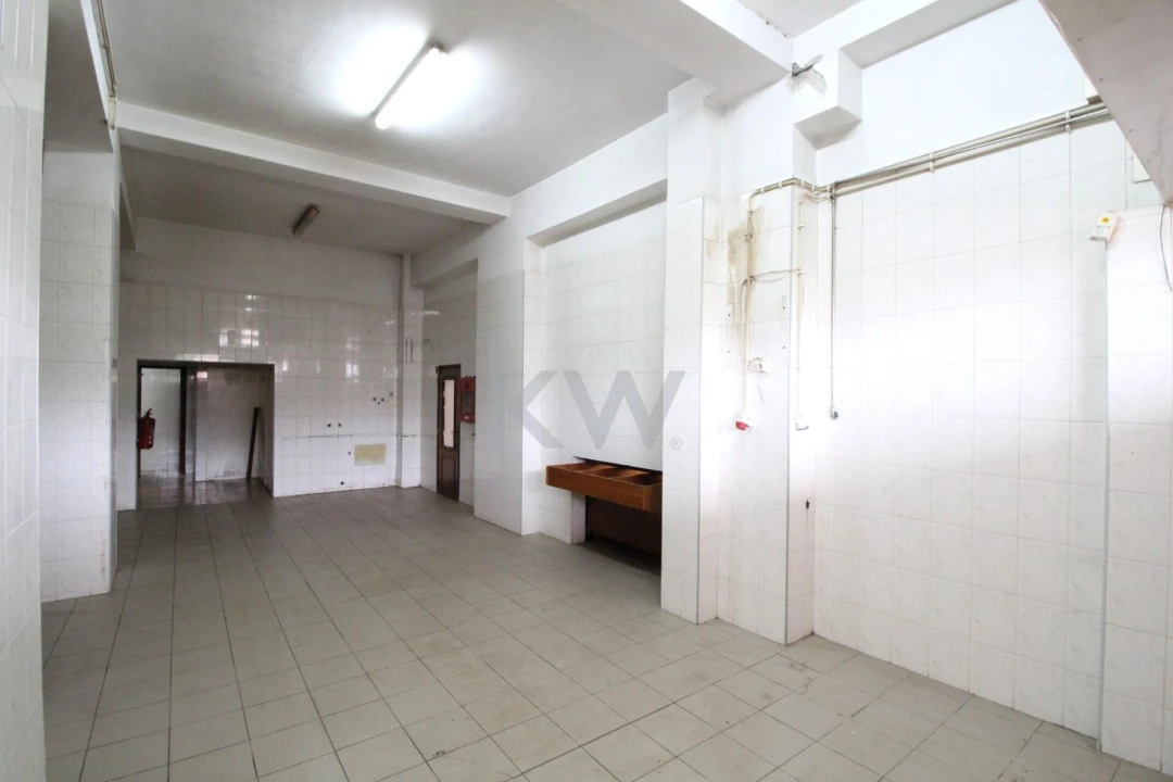 Loja para Arrendamento em Santo Antonio dos Olivais Foto 4