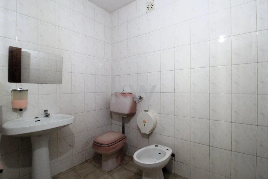 Loja para Arrendamento em Santo Antonio dos Olivais Foto 9