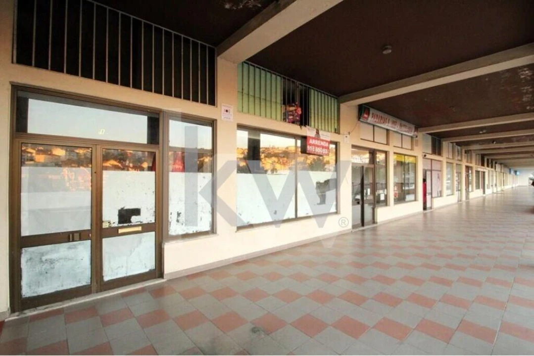 Loja para Arrendamento em Santo Antonio dos Olivais Foto 12