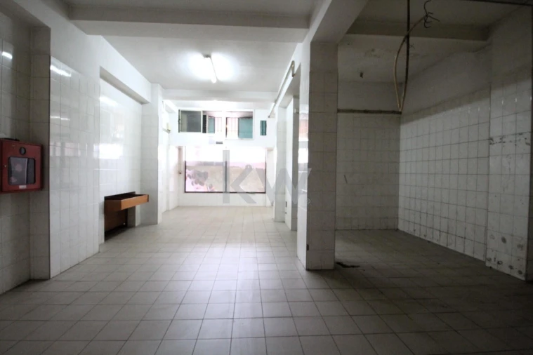 Loja para Arrendamento em Santo Antonio dos Olivais Foto 1