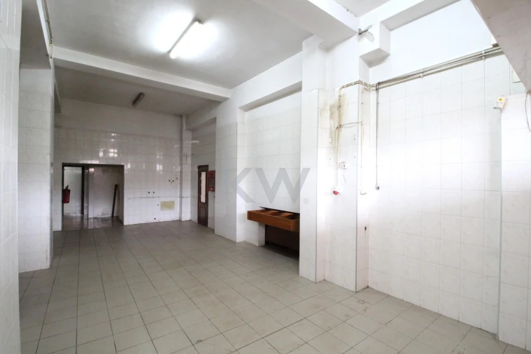 Loja para Arrendamento em Santo Antonio dos Olivais Foto 4