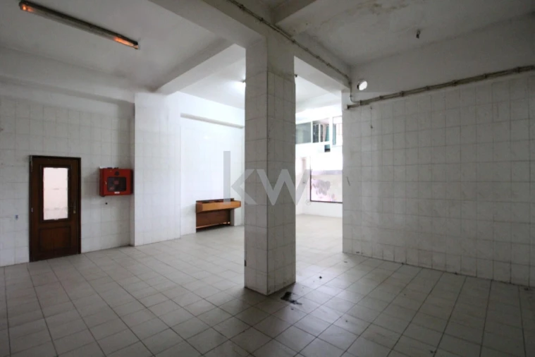 Loja para Arrendamento em Santo Antonio dos Olivais Foto 5