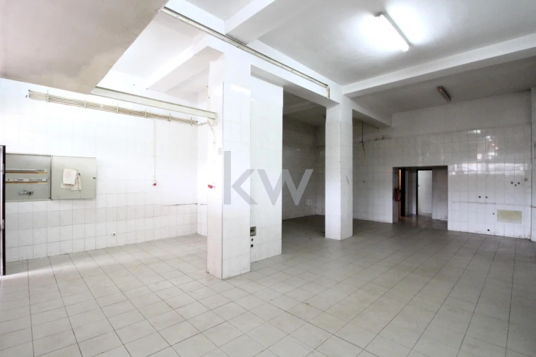 Loja para Arrendamento em Santo Antonio dos Olivais Foto 2