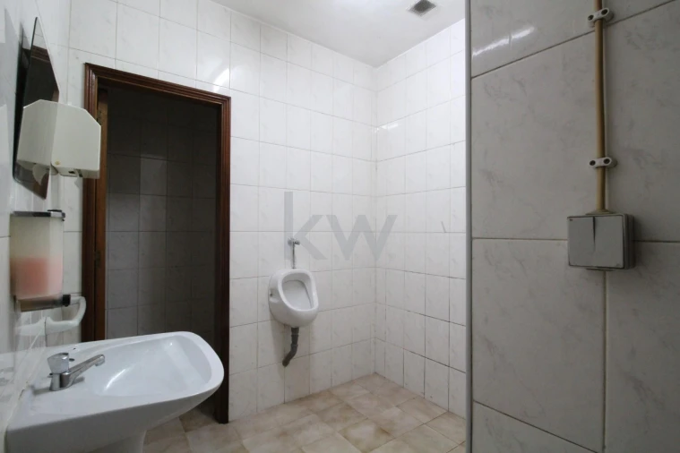 Loja para Arrendamento em Santo Antonio dos Olivais Foto 10