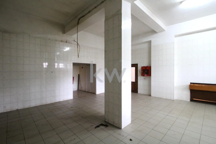 Loja para Arrendamento em Santo Antonio dos Olivais Foto 6