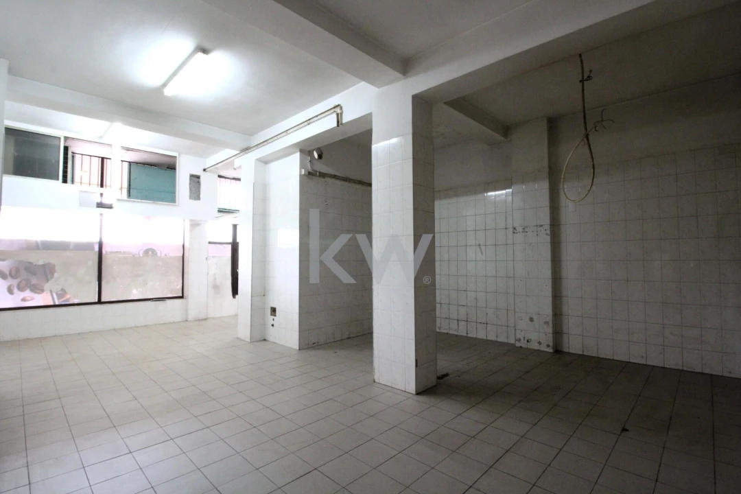 Loja para Arrendamento em Santo Antonio dos Olivais Foto 3