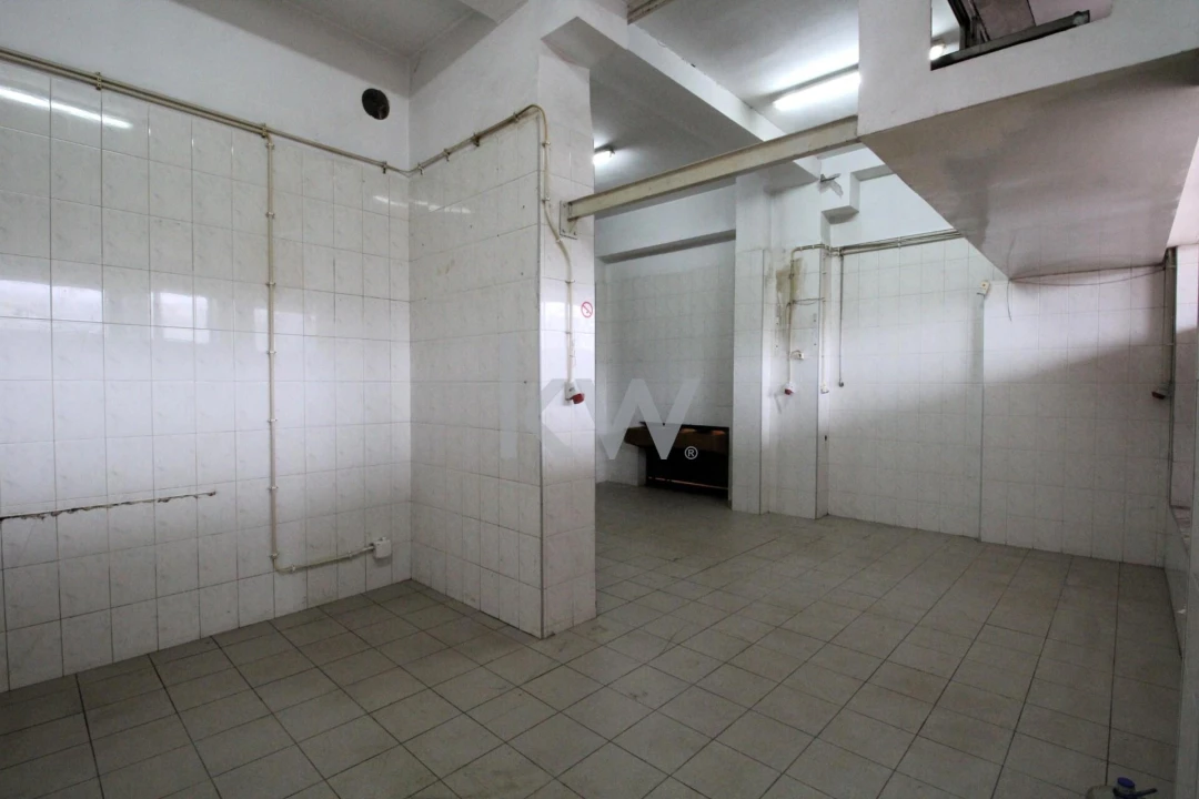 Loja para Arrendamento em Santo Antonio dos Olivais Foto 7