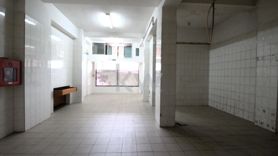 Loja para Arrendamento em Santo Antonio dos Olivais