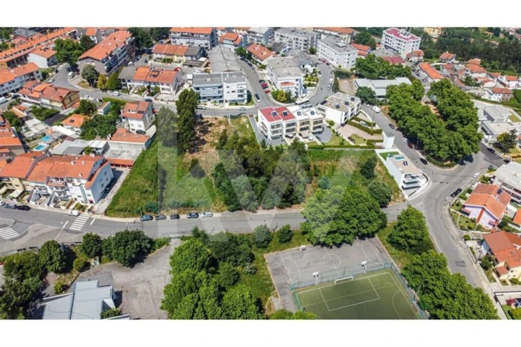 Terreno para Venda em Oliveira do Douro Foto 2