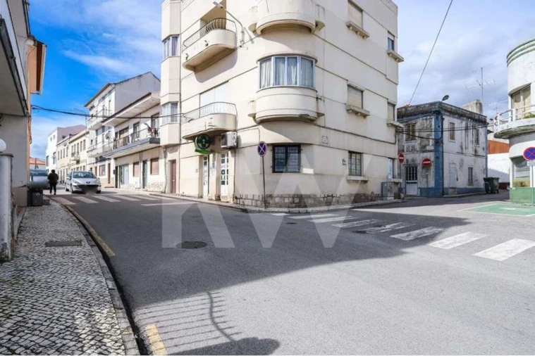 Prédio para Venda em Valado dos Frades Foto 2