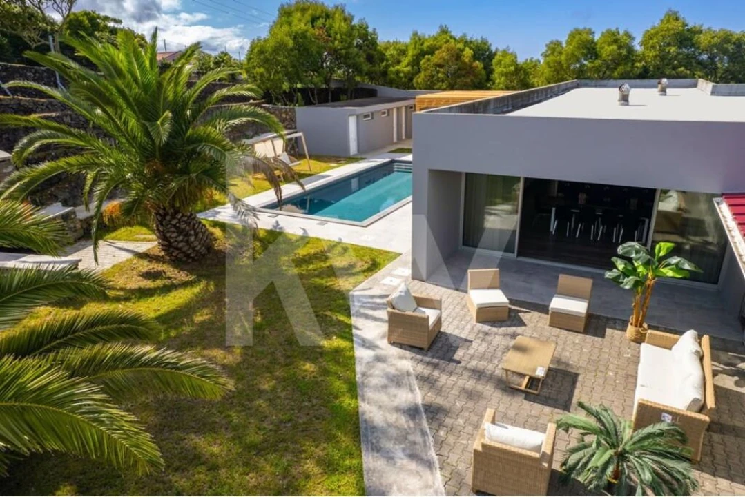 Moradia T4 para Venda em Rabo de Peixe Foto 1