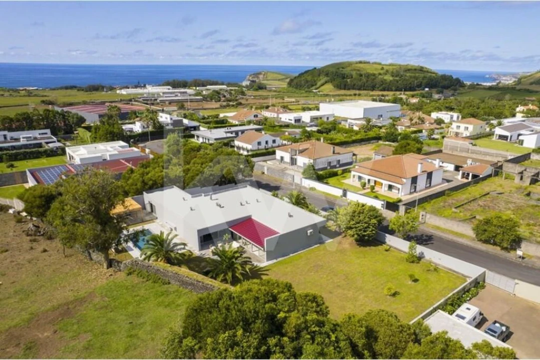 Moradia T4 para Venda em Rabo de Peixe Foto 30