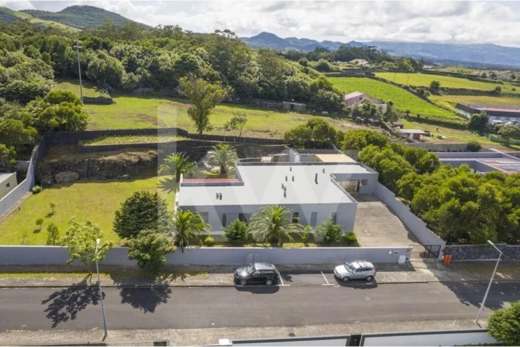 Moradia T4 para Venda em Rabo de Peixe Foto 36