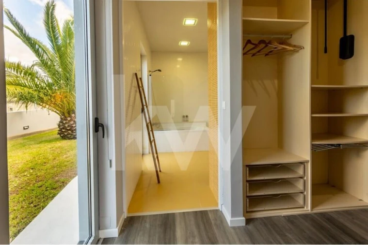 Moradia T4 para Venda em Rabo de Peixe Foto 12