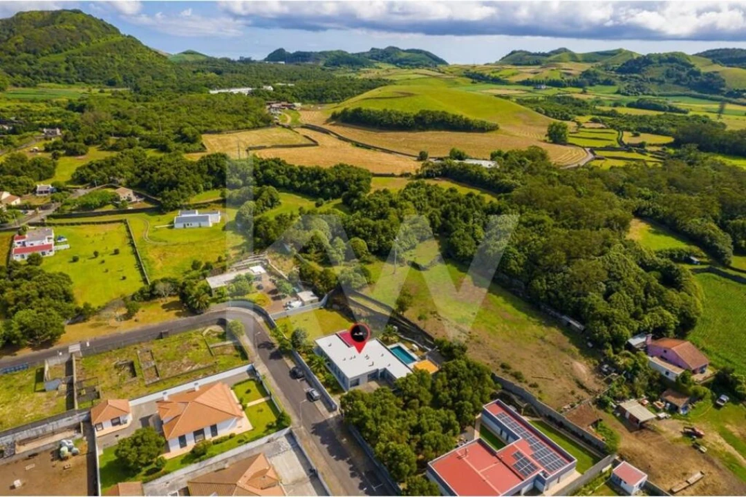 Moradia T4 para Venda em Rabo de Peixe Foto 31