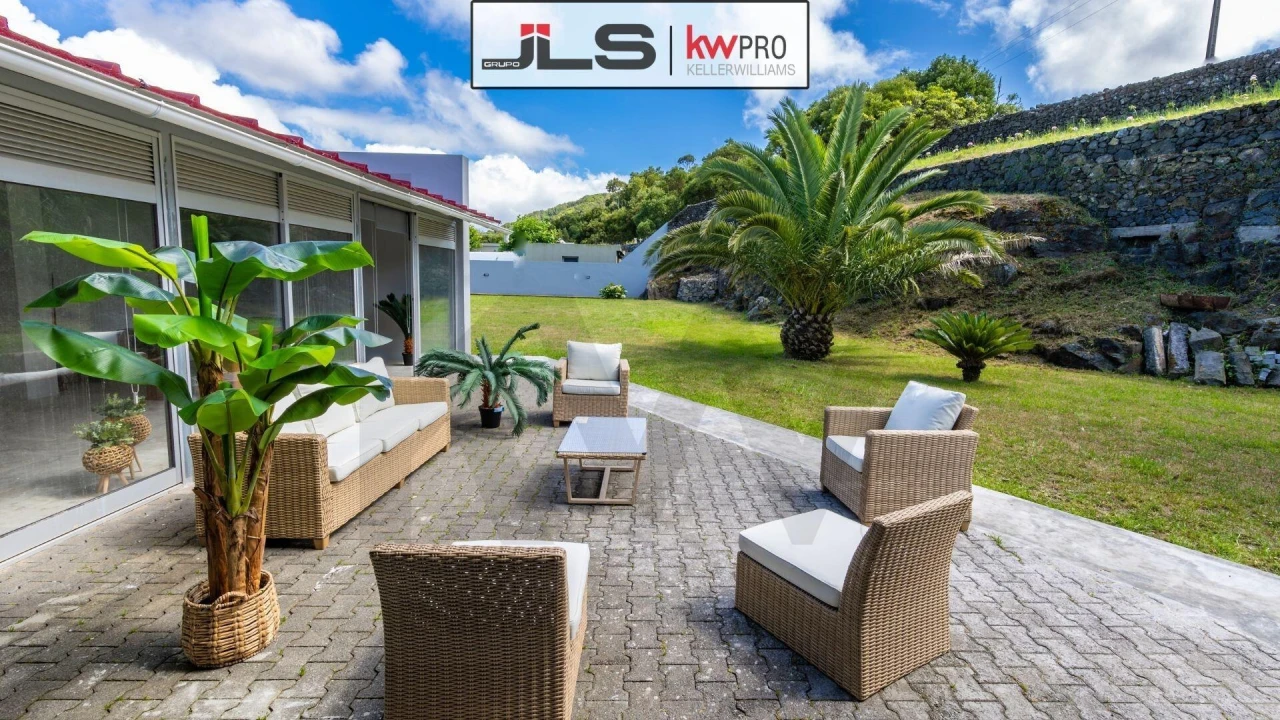 Moradia T4 para Venda em Rabo de Peixe Foto 2