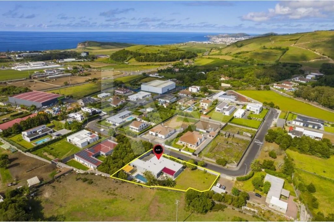 Moradia T4 para Venda em Rabo de Peixe Foto 33