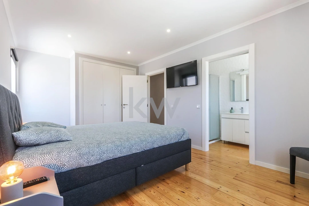 Moradia T4 para Venda em Miragaia e Marteleira Foto 3