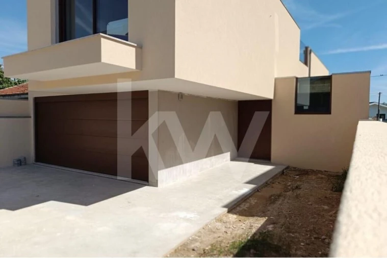 Moradia T4 para Venda em São Felix da Marinha