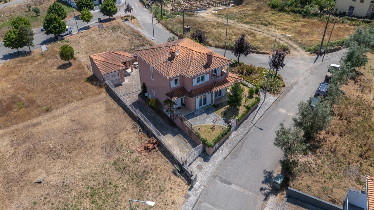 Moradia T4 para Venda em Poiares (Santo Andre) Foto 68