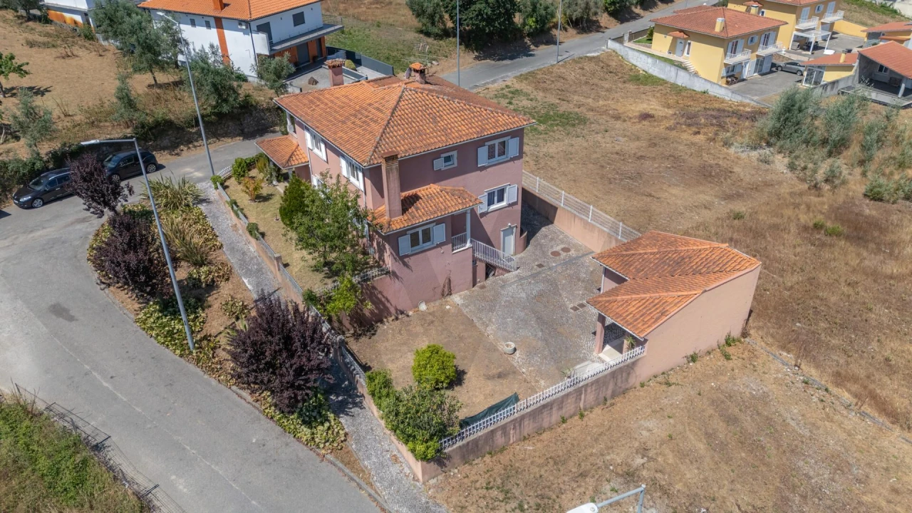 Moradia T4 para Venda em Poiares (Santo Andre) Foto 77