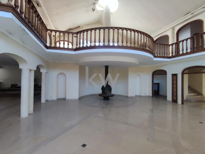 Moradia T5 para Venda em Queluz e Belas