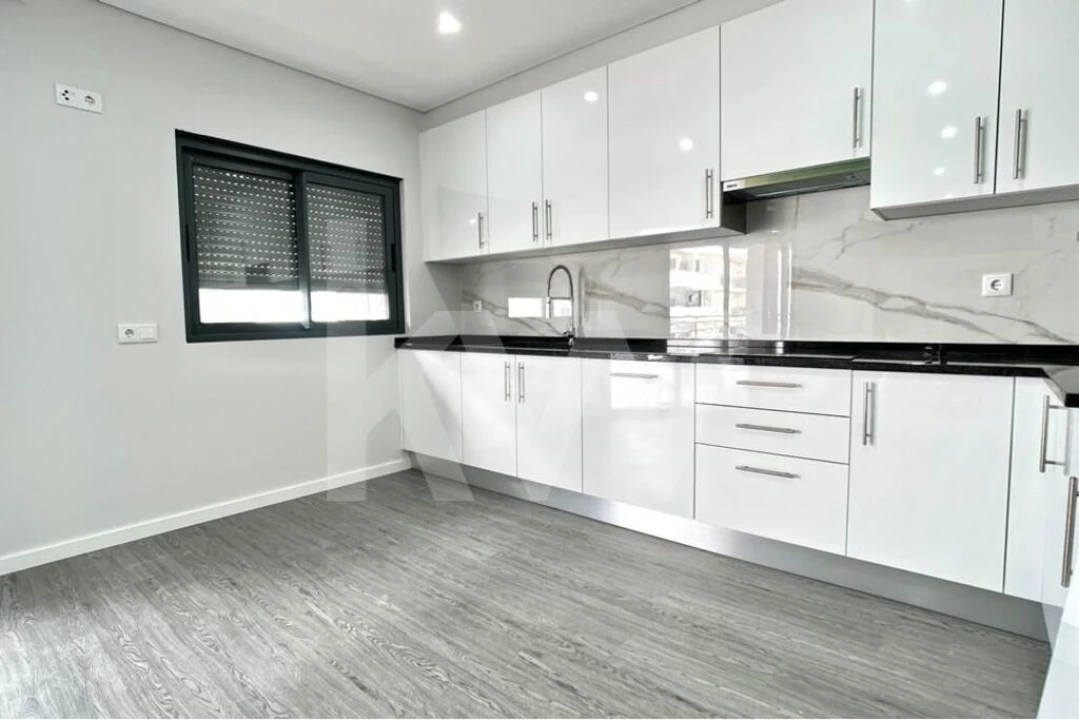 Apartamento T1 para Venda em Quelfes Foto 6