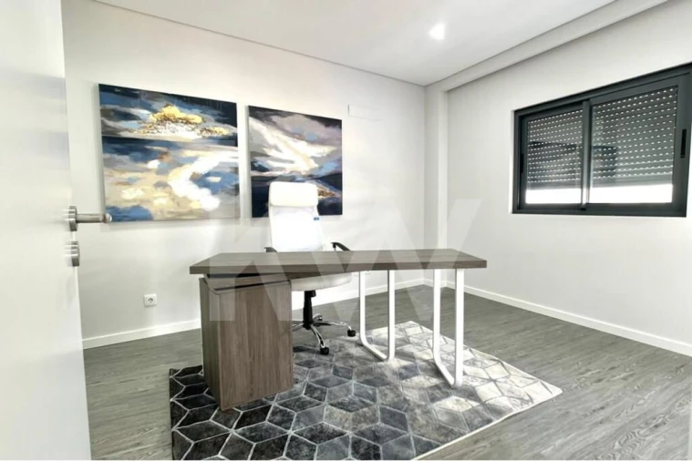 Apartamento T1 para Venda em Quelfes Foto 25