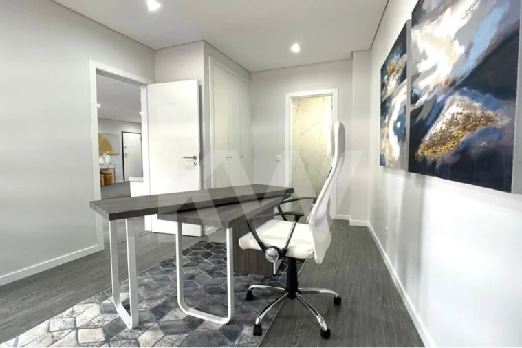 Apartamento T1 para Venda em Quelfes Foto 24