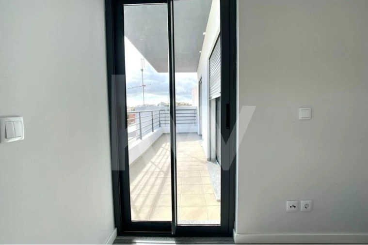 Apartamento T1 para Venda em Quelfes Foto 28