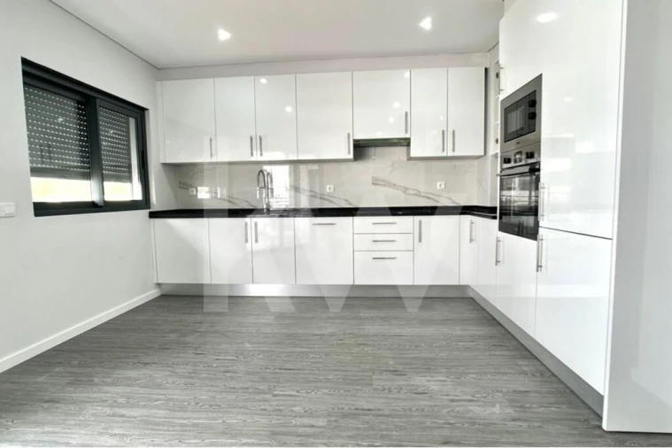 Apartamento T1 para Venda em Quelfes Foto 8