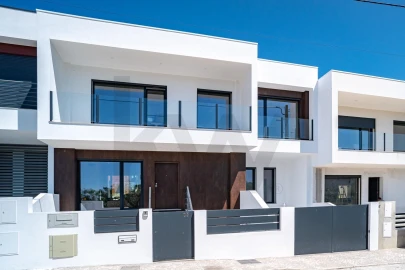 Moradia T3 para Venda em Charneca de Caparica e Sobreda