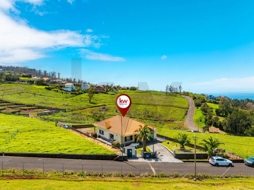 Moradia T3 para Venda em Achadas da Cruz Foto 1