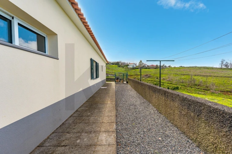 Moradia T3 para Venda em Achadas da Cruz Foto 27