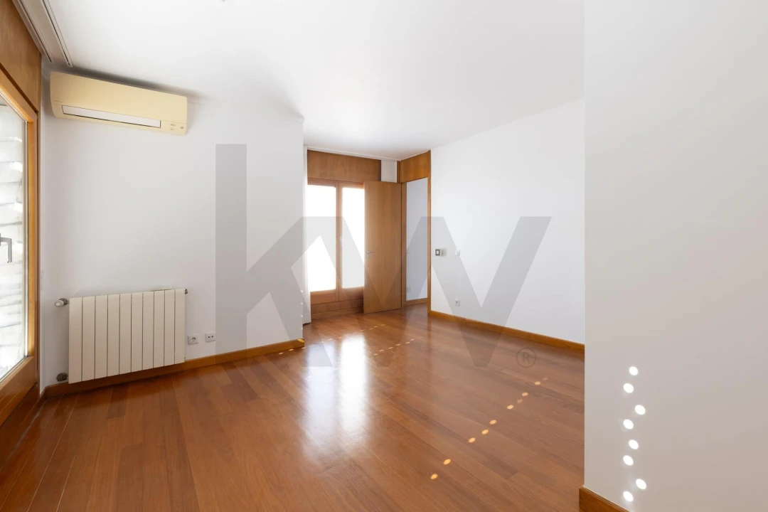 Apartamento T4 para Venda em Ajuda Foto 42