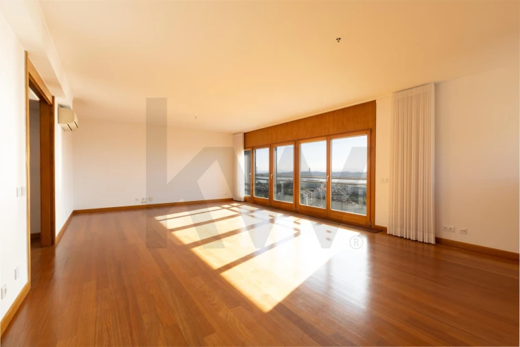 Apartamento T4 para Venda em Ajuda Foto 10